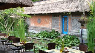 ubud-italian-pond-feat