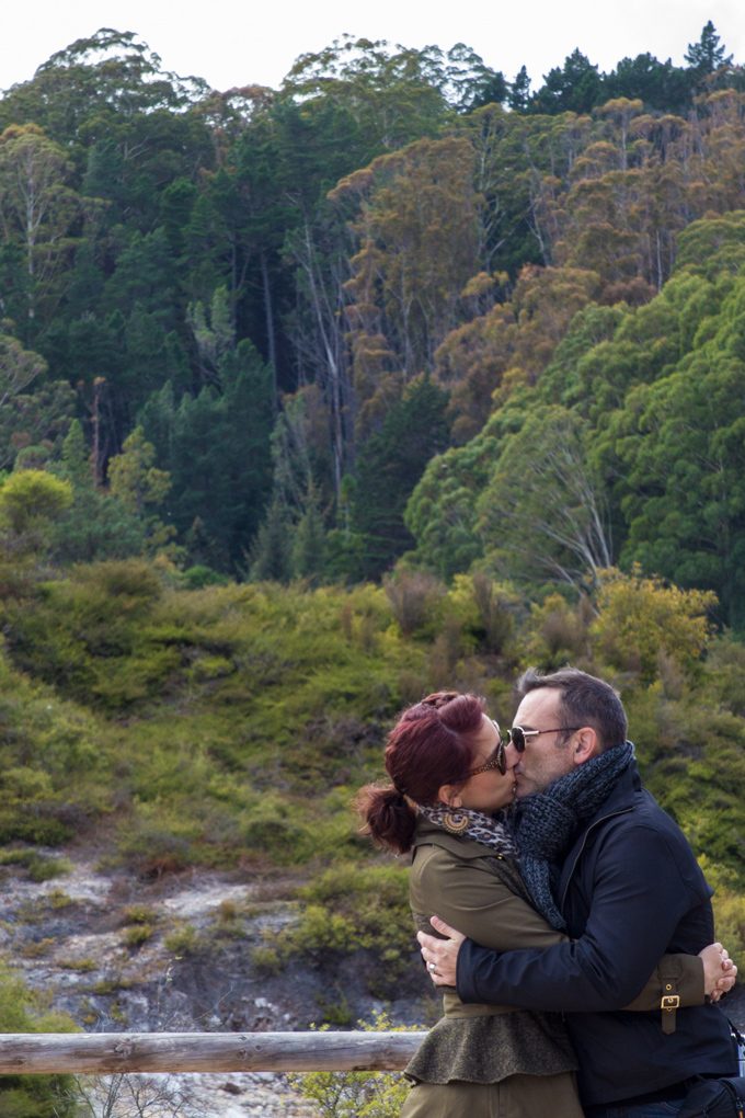 NZ-Rotorua-Jess-Tim-kiss-V