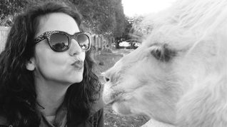 NZ-Jess-kiss-llamas-feat
