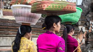 women-walking-street-V-feat