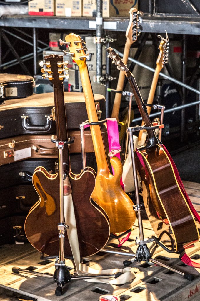 FR-guitars-backstage-V