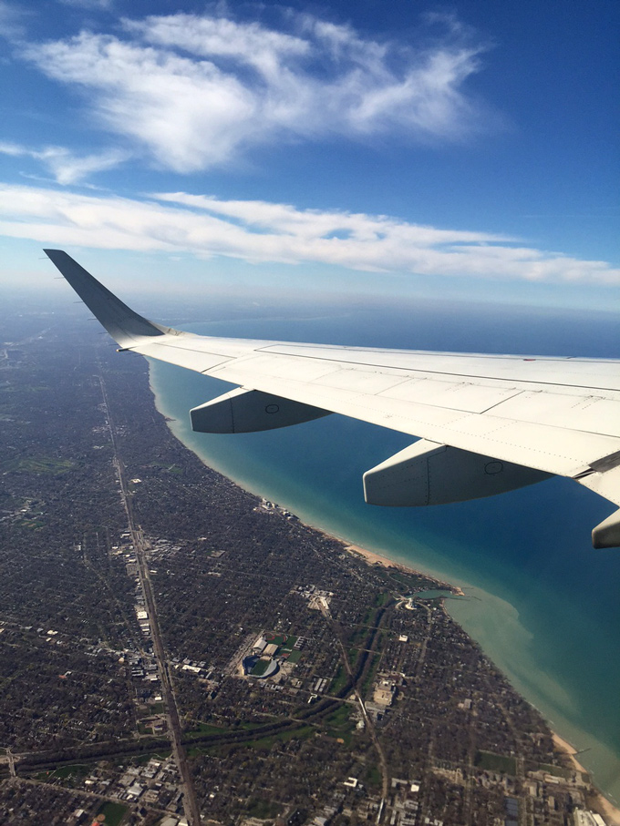 airplane-over-chicago
